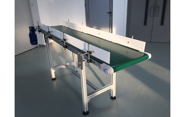 Конвейер с PVC транспортна лента и прегради от полиетилен